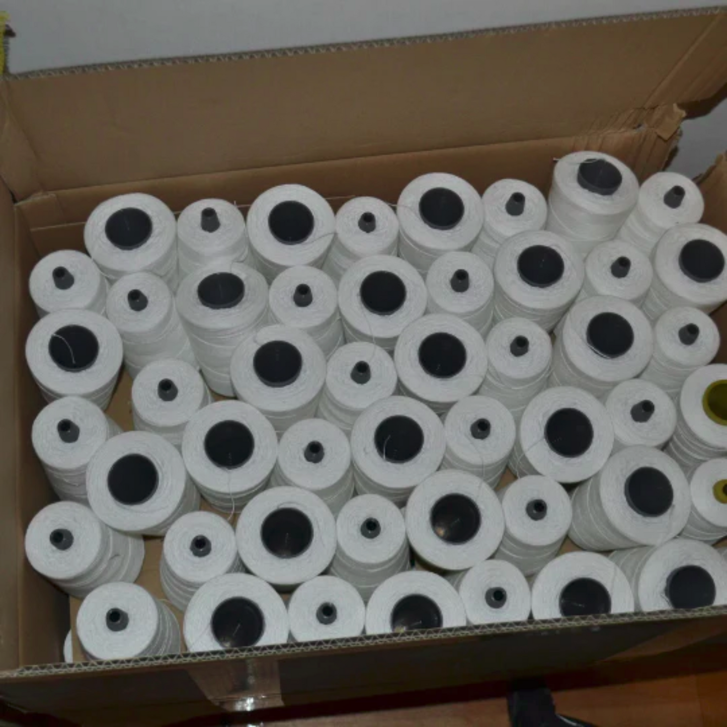 Laiba 150g - Thread for bag closer - White - Top view