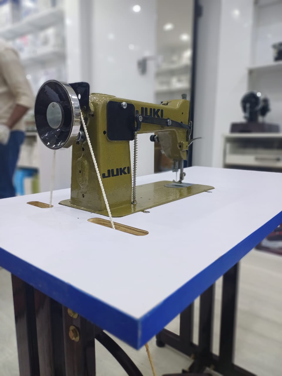 TL82 semi-industrial Sewing machine