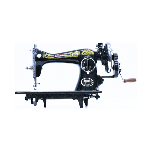 Usha - Vintage sewing machine - Black - Front view